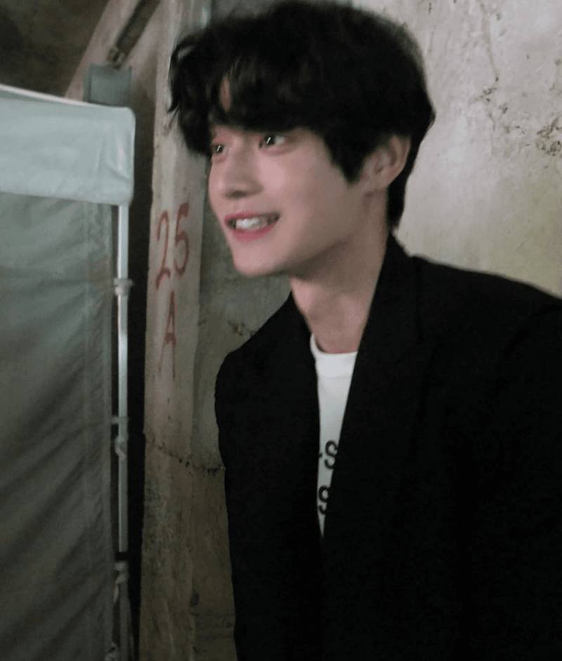 [잡담] 김지웅 이 얼굴로 너무 먼길을 돌아왔다 | 인스티즈