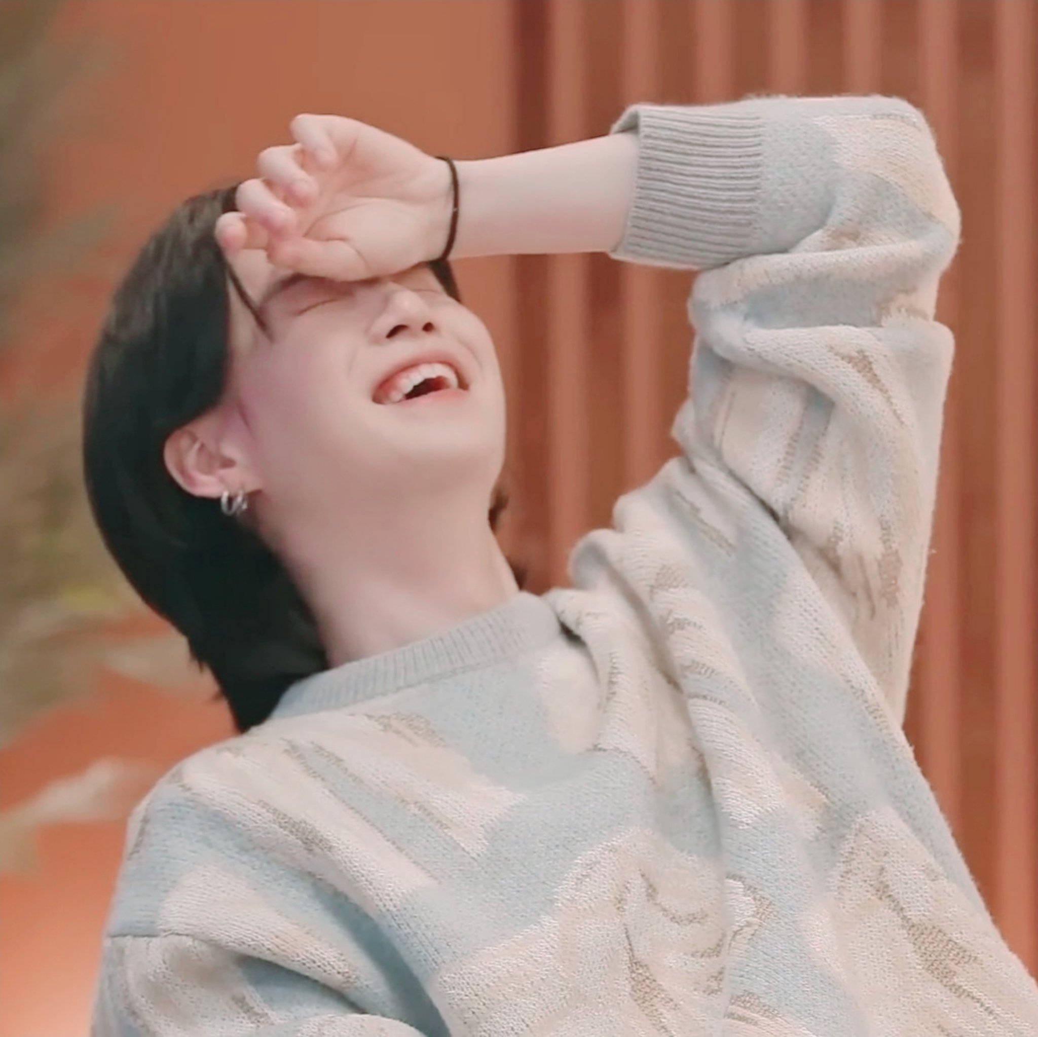 [잡담] 민윤기 웃는거 개귀엽네… | 인스티즈