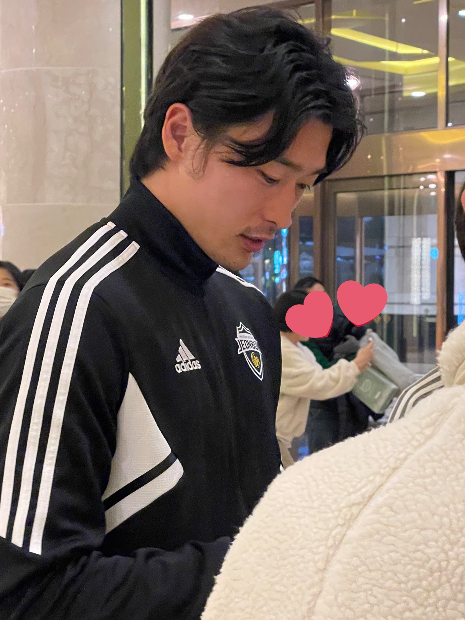 [잡담] 운동가기 전 걍 막 돌아다니는 조규성 얼굴 상태 | 인스티즈