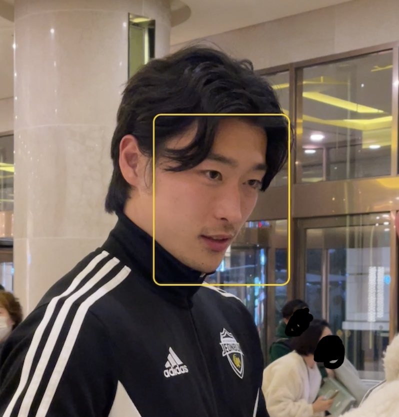 [잡담] 운동가기 전 걍 막 돌아다니는 조규성 얼굴 상태 | 인스티즈