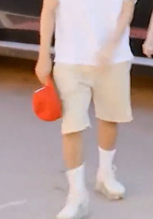 [잡담] 대충살자 서진이네 단체복 맞추려고 바지 자른 뷔처럼... | 인스티즈