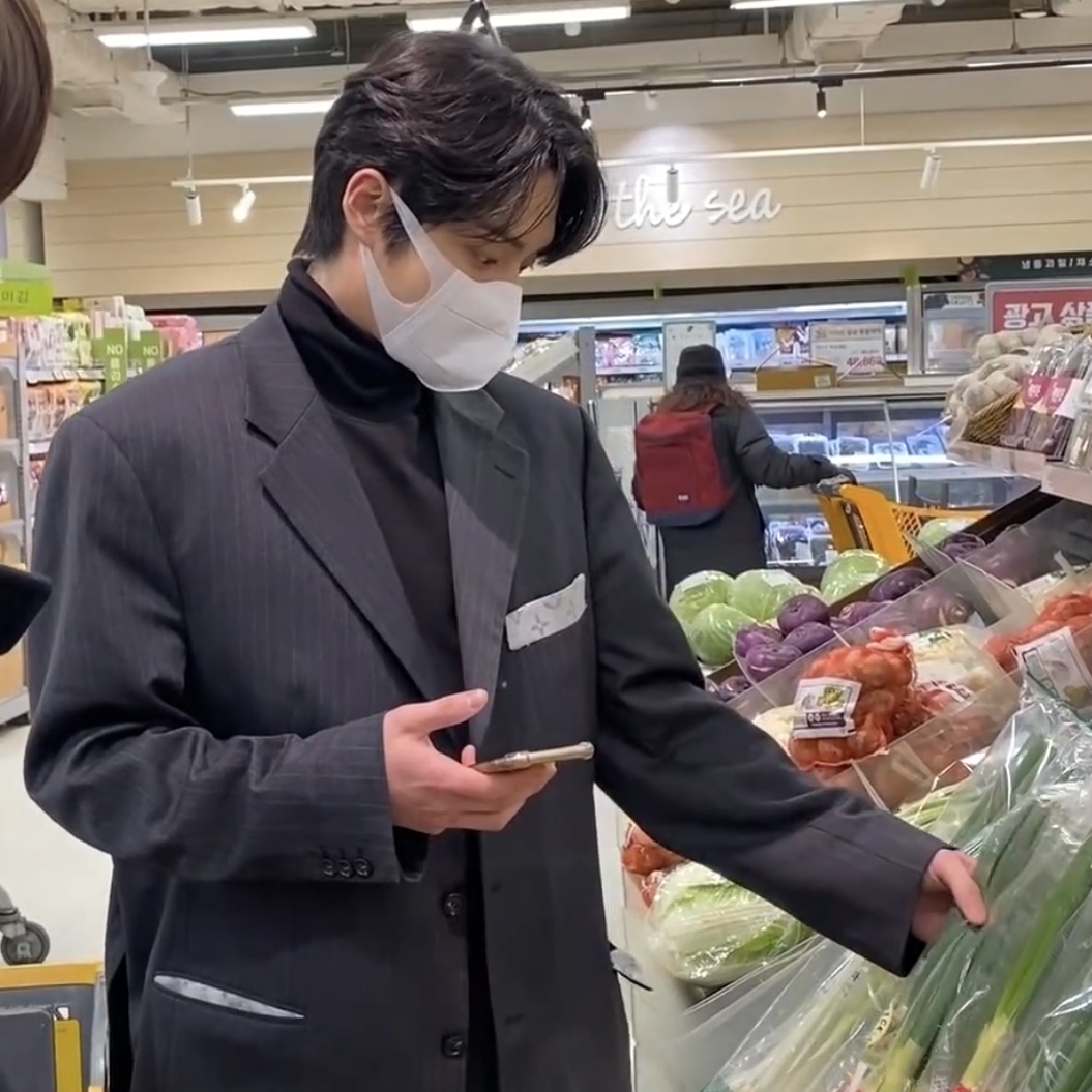 [잡담] 마트에서 장 보는 김지웅.......... | 인스티즈