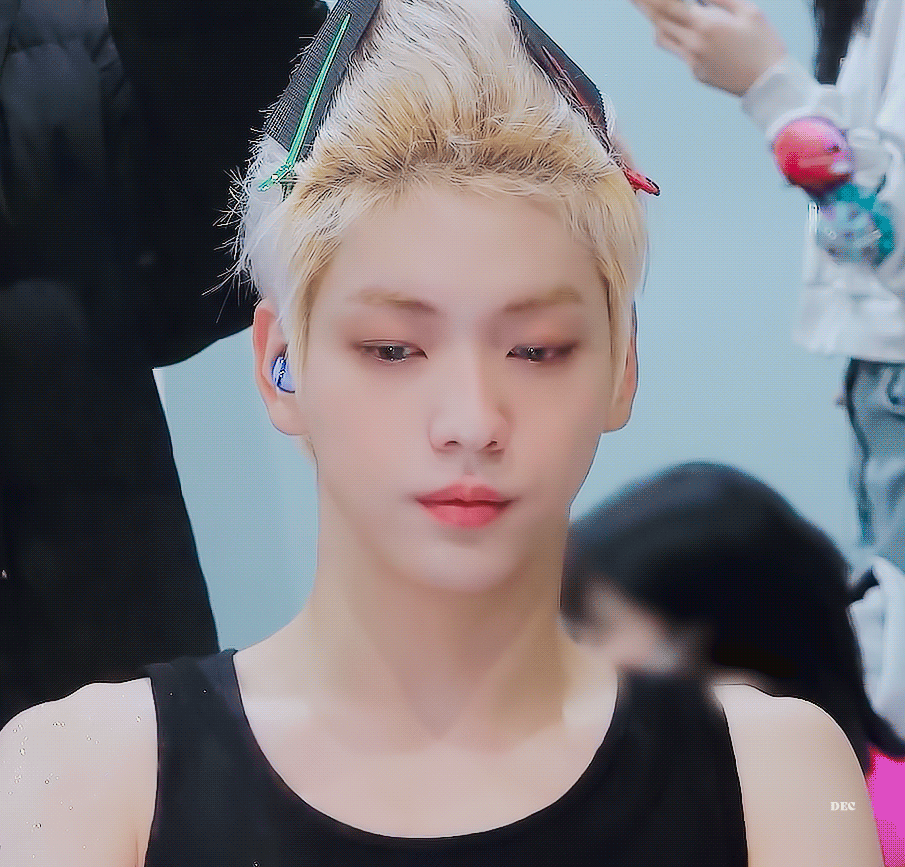 [잡담] 수빈 메이크업 받느라 헤어 다 올렸는데 | 인스티즈