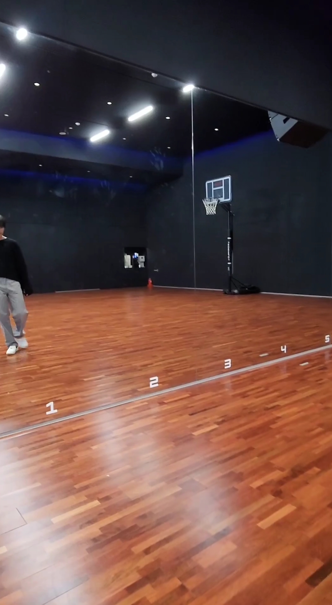 [잡담] 진짜 방탄 연습실에 농구 골대 가져다 놓을 생각 누가 했을까ㅋㅋㅋㅋ | 인스티즈