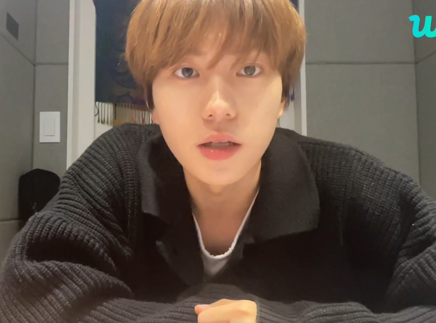 [잡담] 위버스 라이브하는 얼굴이 너무 잘생김.. | 인스티즈