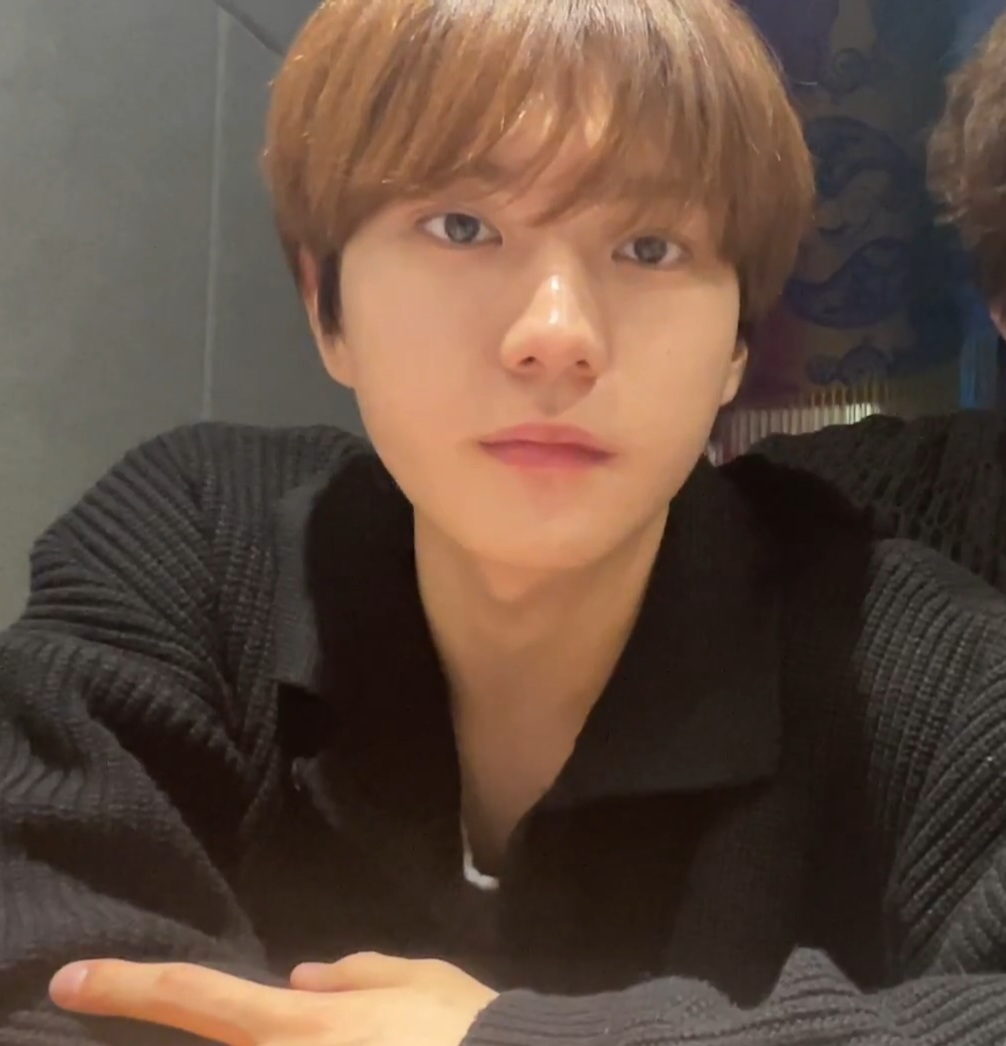 [잡담] 위버스 라이브하는 얼굴이 너무 잘생김.. | 인스티즈