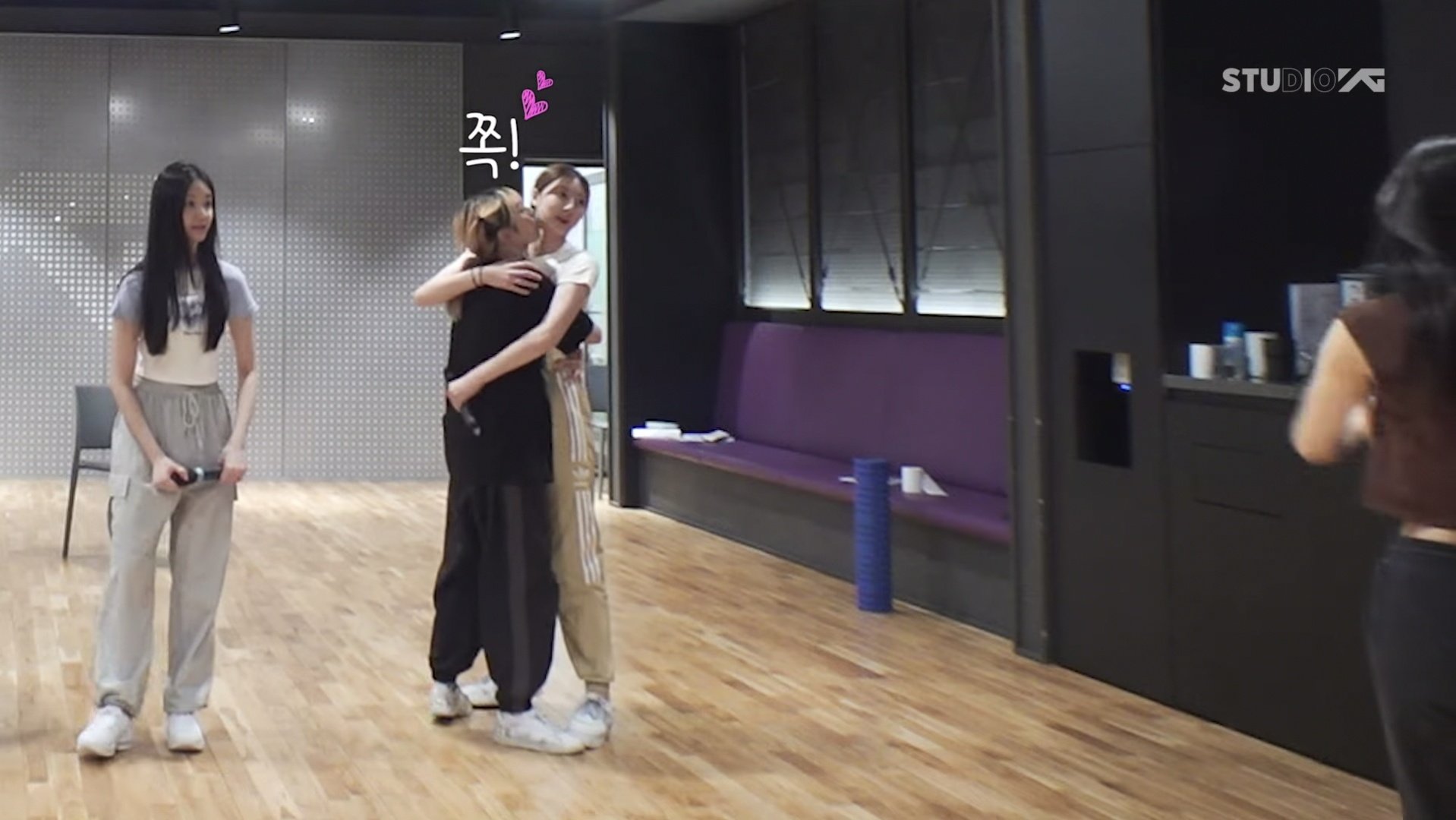 [잡담] 베이비몬스터 막내 언니들한테 뽀뽀하고 앵기는거 봐 | 인스티즈