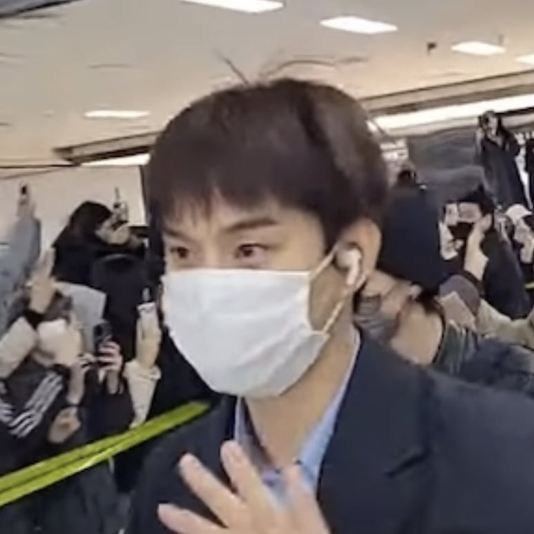 [잡담] 비행기에서 끝내주는 잠을 잔 아이돌 | 인스티즈