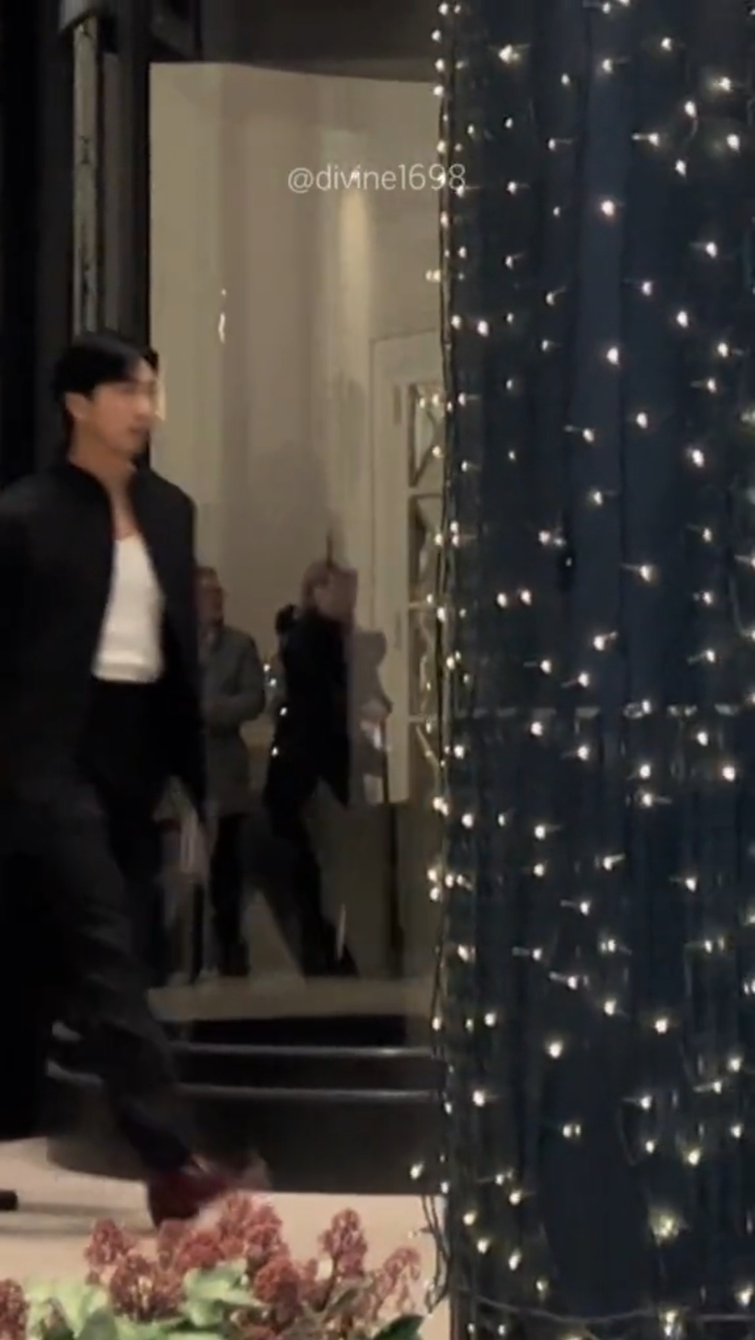 [잡담] 방탄 알엠 다리가 넘 길어서ㅋㅋㅋ휘적휘적 걸어다녀 | 인스티즈