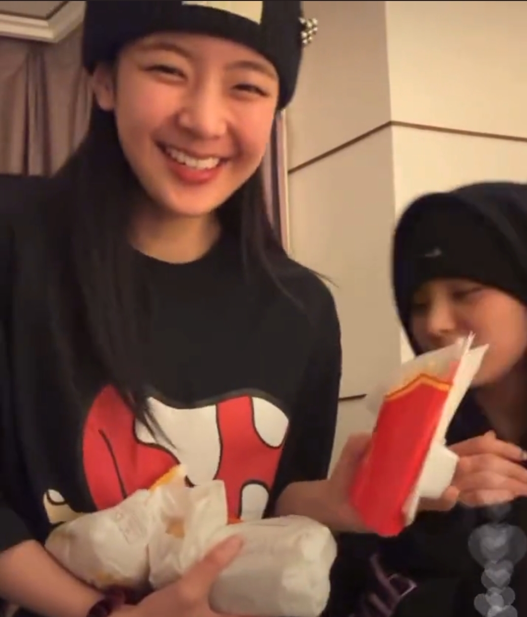 [잡담] 리아 양손에 햄버거들고 좋아하는거봨ㅋㅋㅋㅋ | 인스티즈