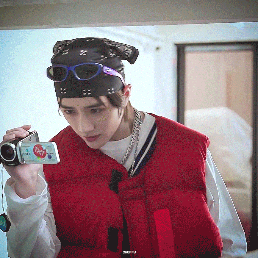 [잡담] 투바투 범규 이렇게까지 y2k 1세대 느낌을 낼 수 있는거임..? | 인스티즈