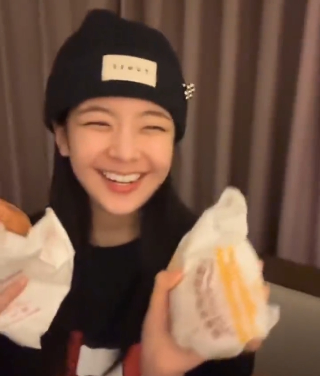 [잡담] 리아 양손에 햄버거들고 좋아하는거봨ㅋㅋㅋㅋ | 인스티즈