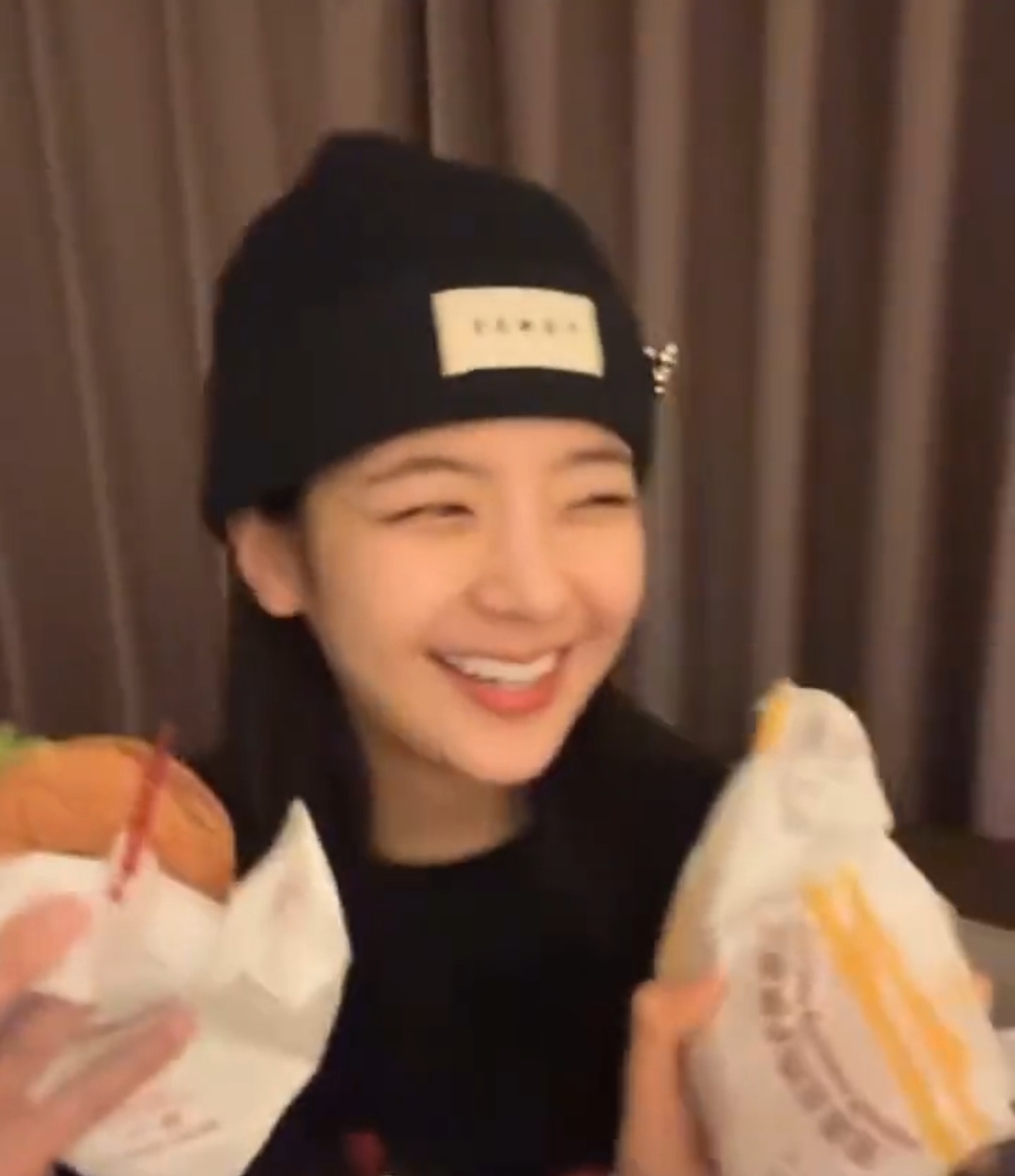[잡담] 리아 양손에 햄버거들고 좋아하는거봨ㅋㅋㅋㅋ | 인스티즈