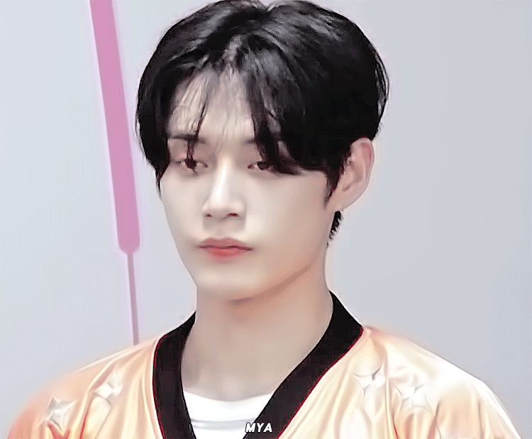 [잡담] 김지웅 무대안할땐 눈에 힘안주고있는거 너무귀여움 | 인스티즈