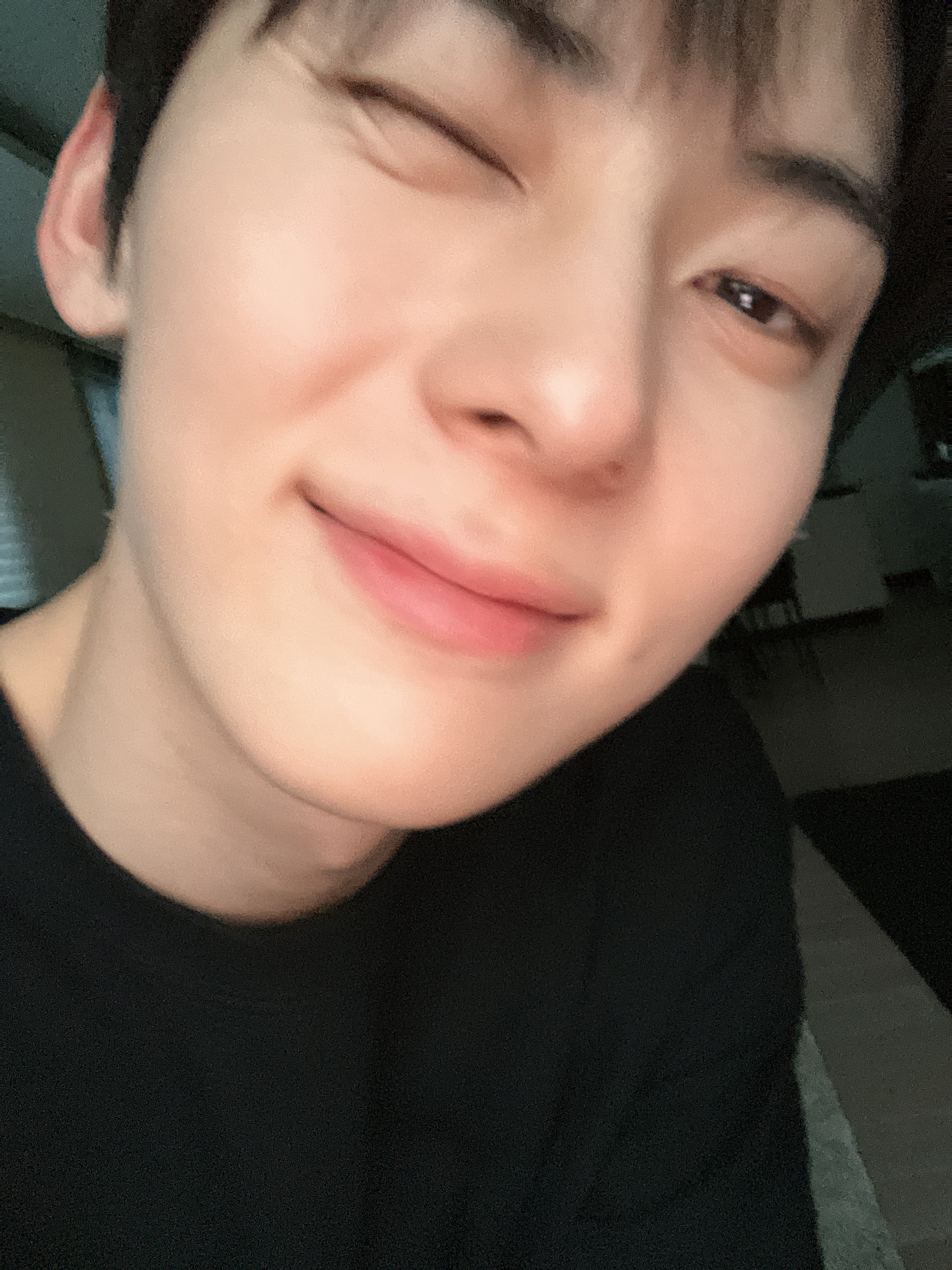 [잡담] 황민현 셀카 진짜 간절함 없이 찍는다..... | 인스티즈