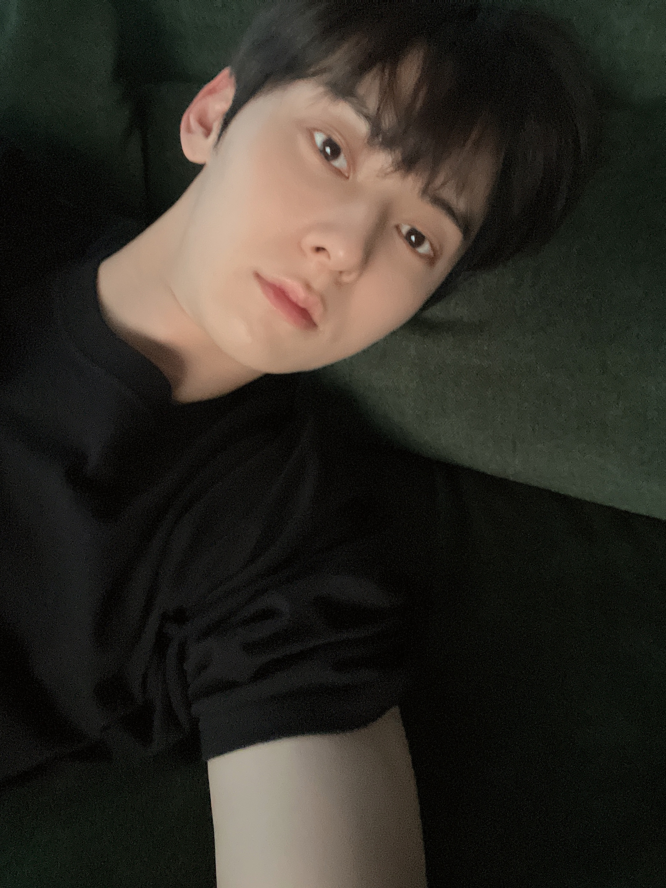 [잡담] 황민현 셀카 진짜 간절함 없이 찍는다..... | 인스티즈