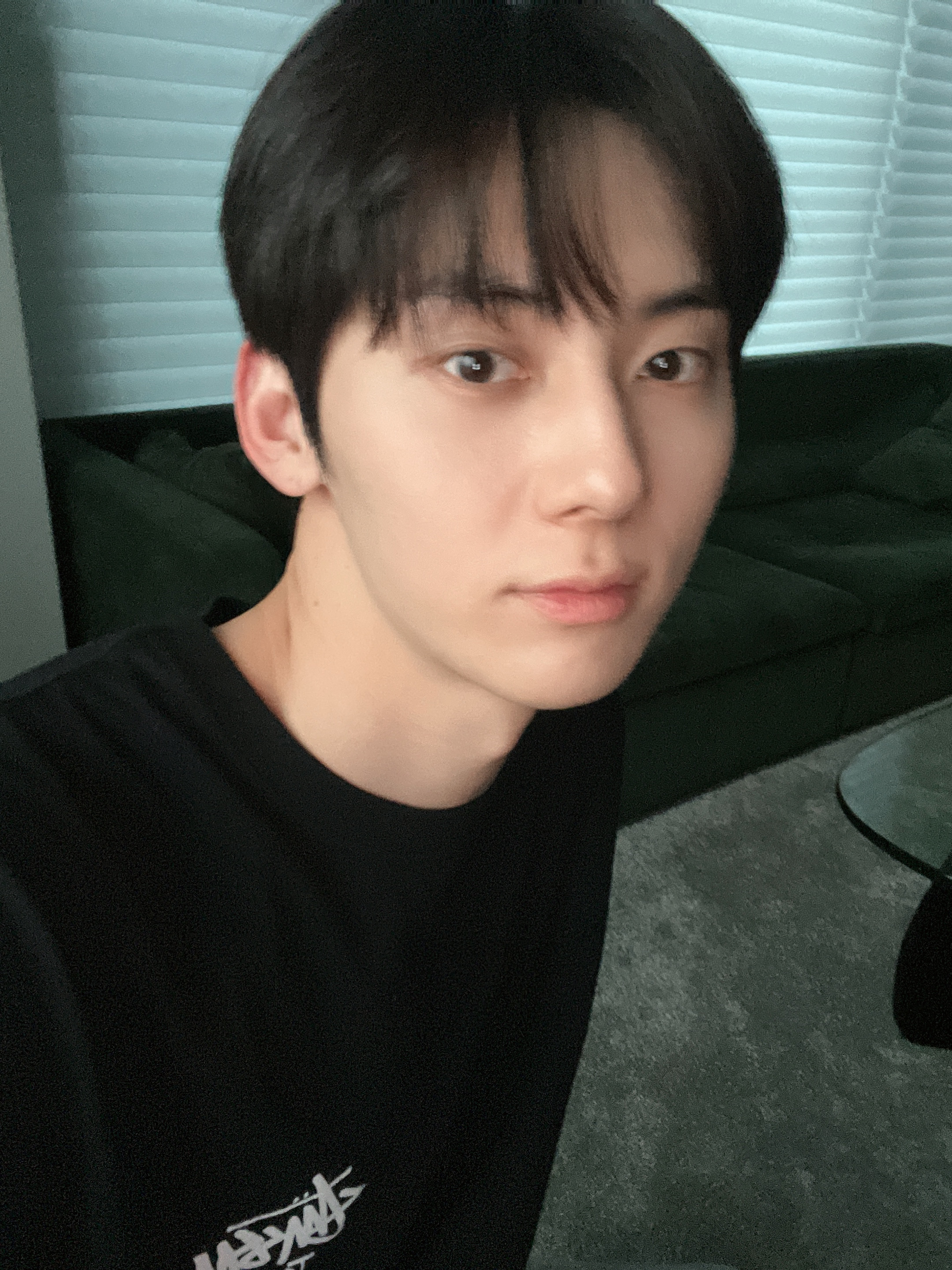 [잡담] 황민현 셀카 진짜 간절함 없이 찍는다..... | 인스티즈