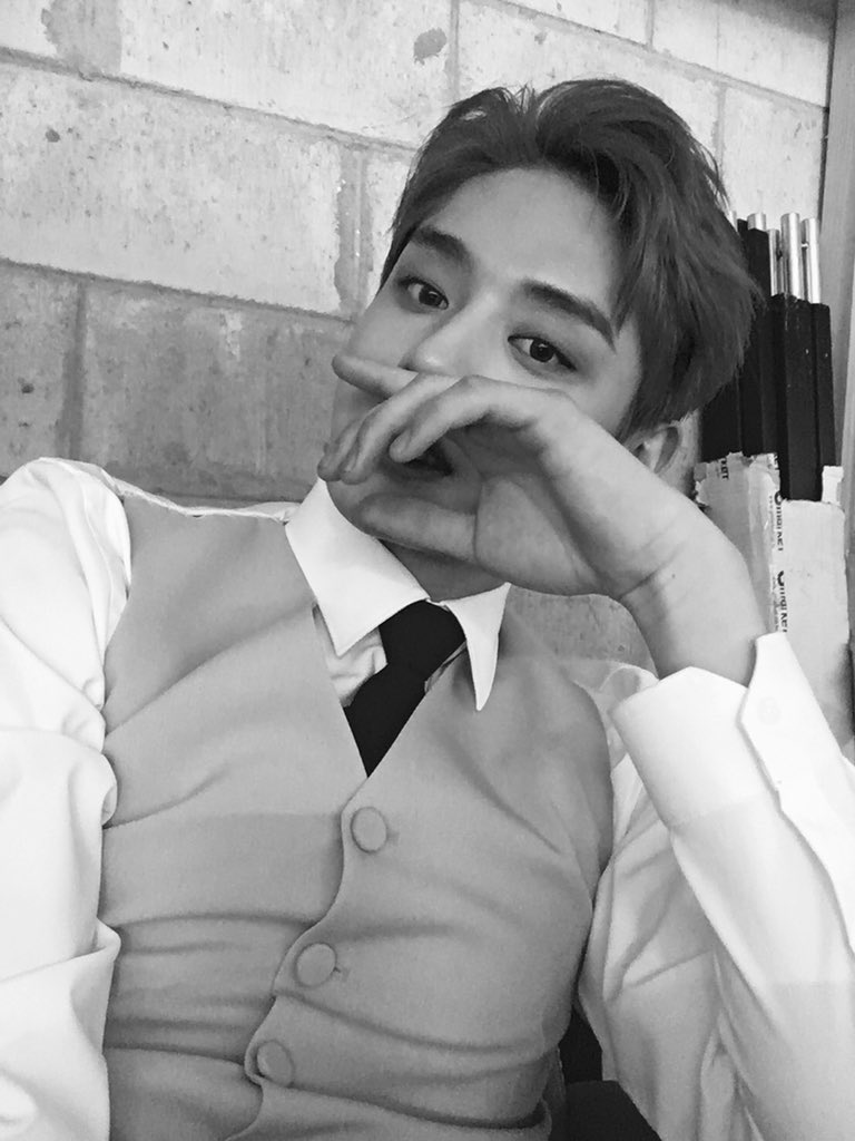 [잡담] 하 갠적으로 김지웅 이번 의상은 꽁꽁 싸매면 좋겠다 | 인스티즈