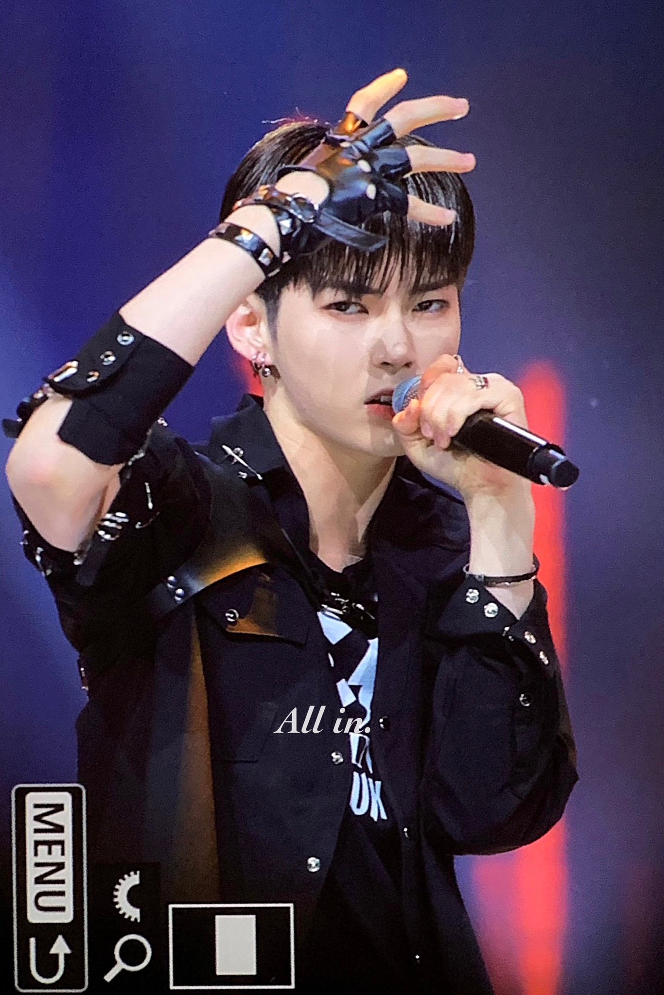 [잡담] 야 성한빈 팔꿈치에 계속 시선가는데...? | 인스티즈