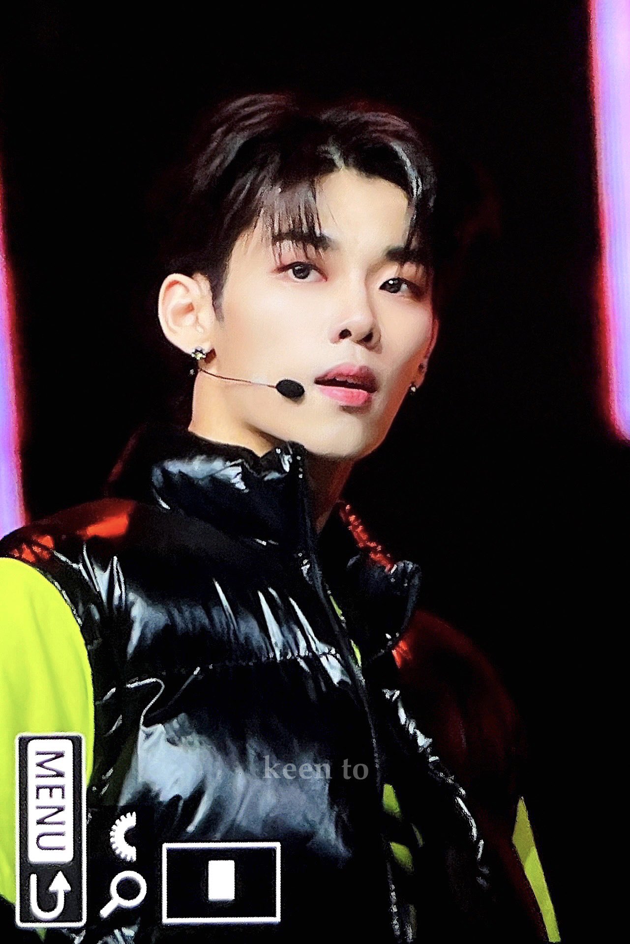 [잡담] 이정현 저런 형광티에 유광패딩이 잘 어울린다고..?? | 인스티즈