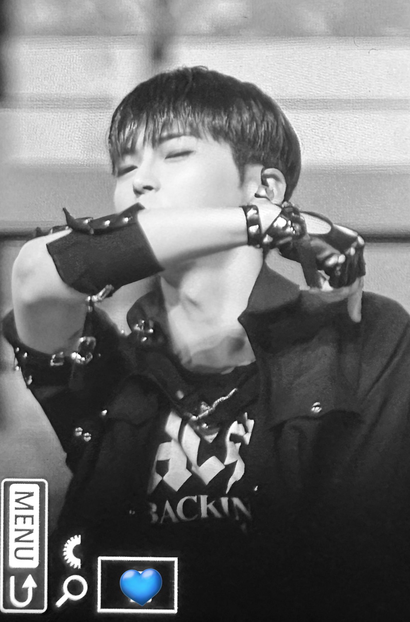 [잡담] 야 성한빈 팔꿈치에 계속 시선가는데...? | 인스티즈