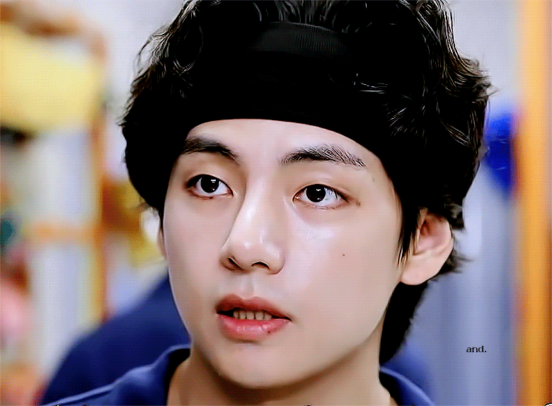 [잡담] 뷔 야식으로 라면 4개 먹은 다음날 얼굴 부은거 | 인스티즈