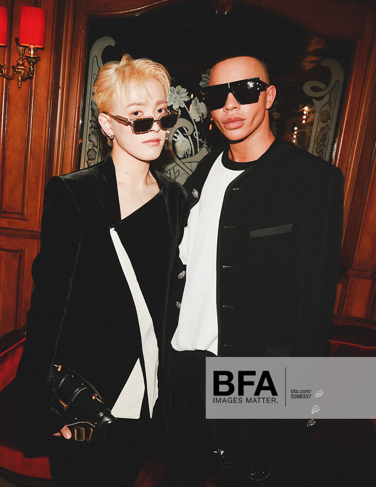 [잡담] 홍중이 여성분들이랑 거리두기하는거 왤케 웃기지ㅋㅋㅋ | 인스티즈