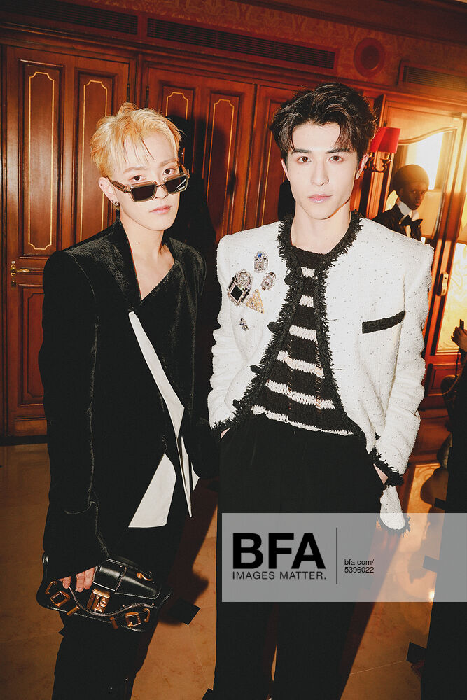 [잡담] 홍중이 여성분들이랑 거리두기하는거 왤케 웃기지ㅋㅋㅋ | 인스티즈