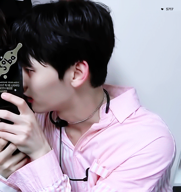 [잡담] 황민현 프듀때랑 워너원때 사진 지금 보면 걍 아기임...... | 인스티즈