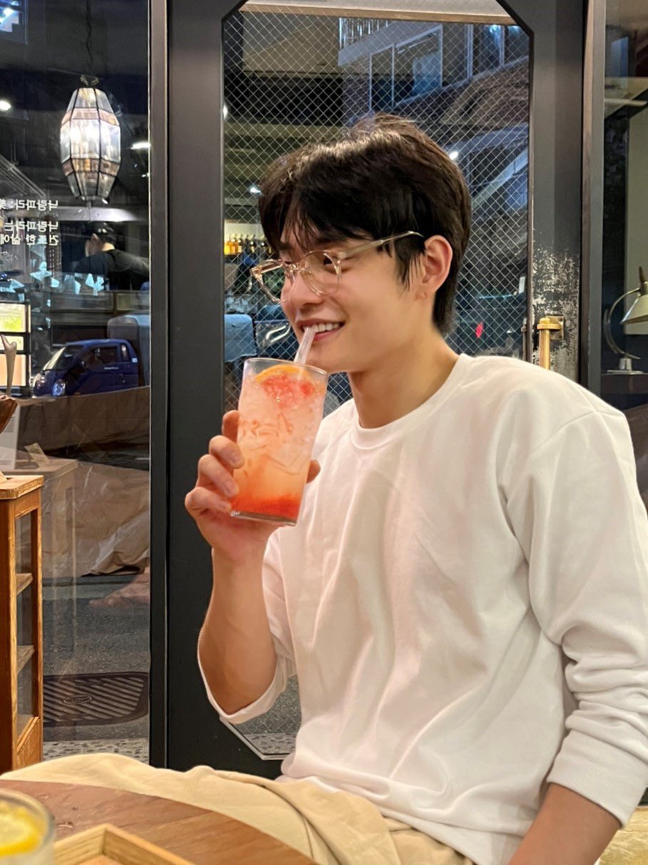 [잡담] 김지웅 보플 나가더니 사복이 더 아이돌스러워졌어 | 인스티즈