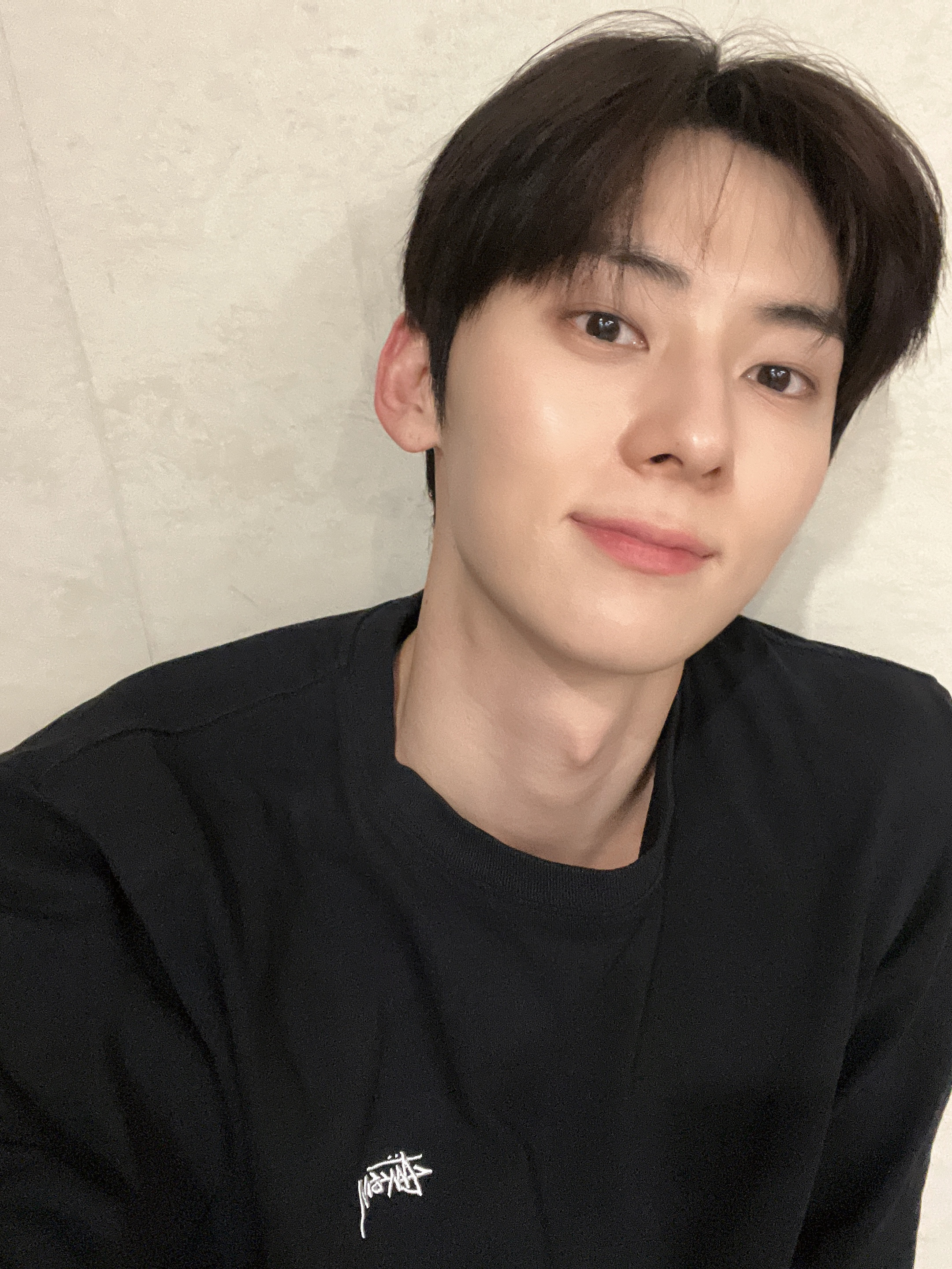 [잡담] 황민현 셀카 진짜 간절함 없이 찍는다..... | 인스티즈