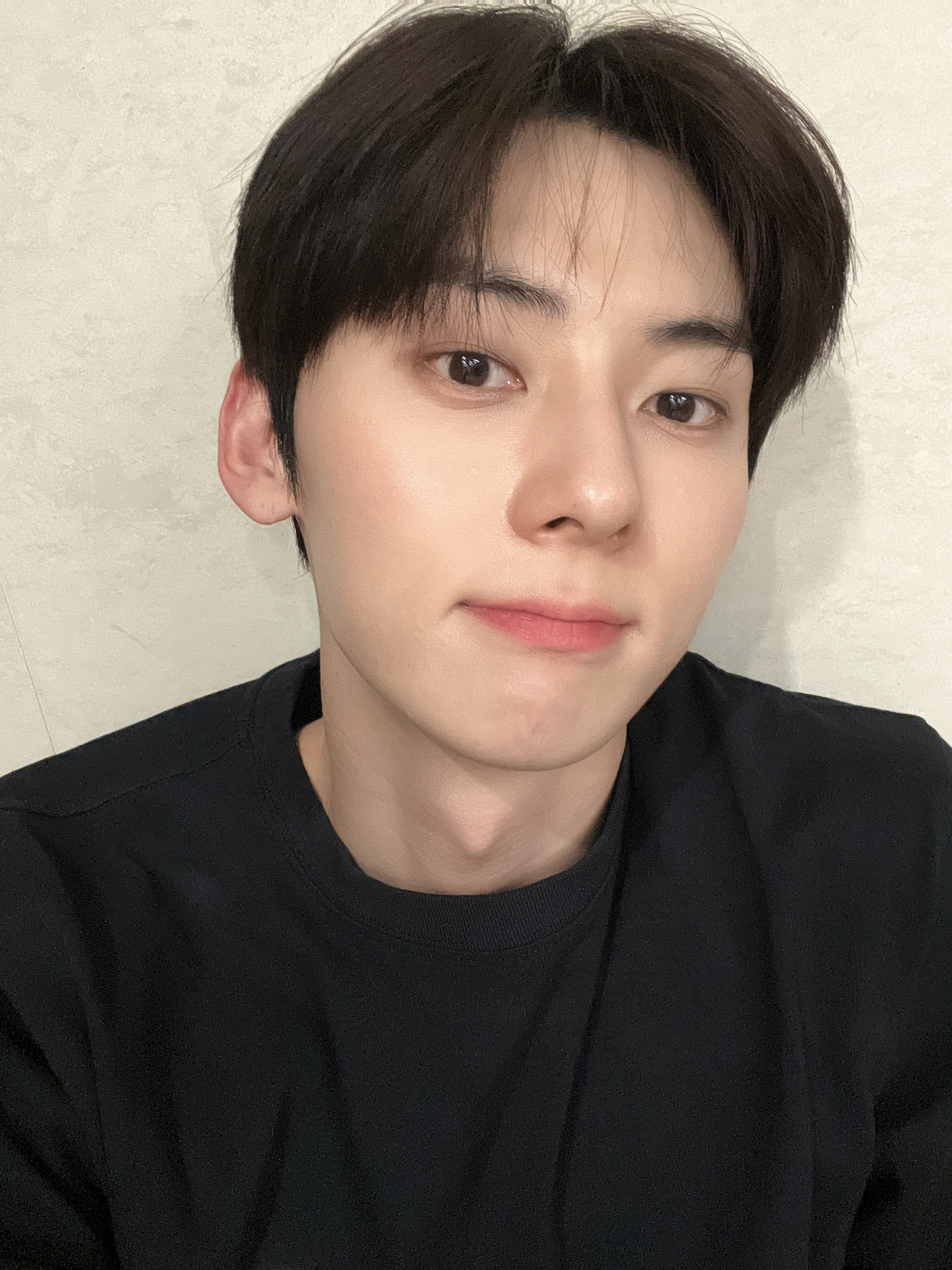 [잡담] 황민현 셀카 진짜 간절함 없이 찍는다..... | 인스티즈