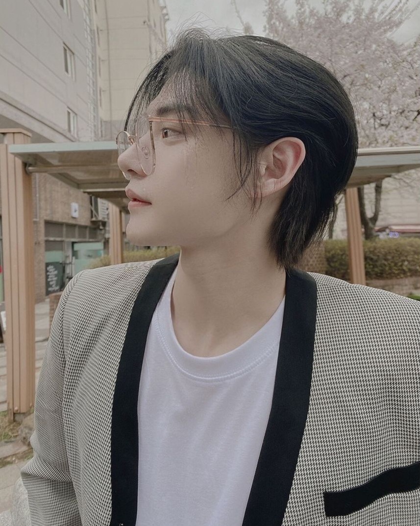 [잡담] 김지웅 데뷔해야 하는 이유 : 내가 장발어게인 봐야함 | 인스티즈