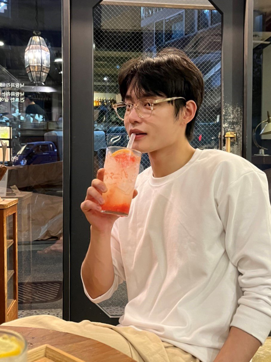 ㄱ [잡담] 즁빈 핱시 김지웅이 빈네 카페 단골이었을 것 같음 | 인스티즈