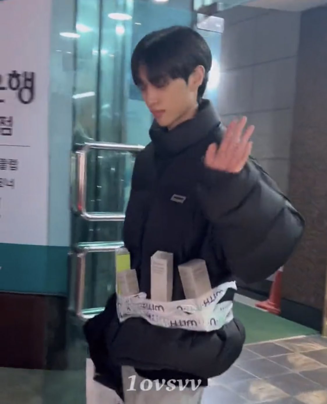 [잡담] 덥즈 선우 퇴근길에 테이프로 메디힐 제품들ㅋㅋㅋㅋㅋㅋㅋㅋㅋㅋㅋㅋㅋㅋㅋㅋㅋ미친 | 인스티즈