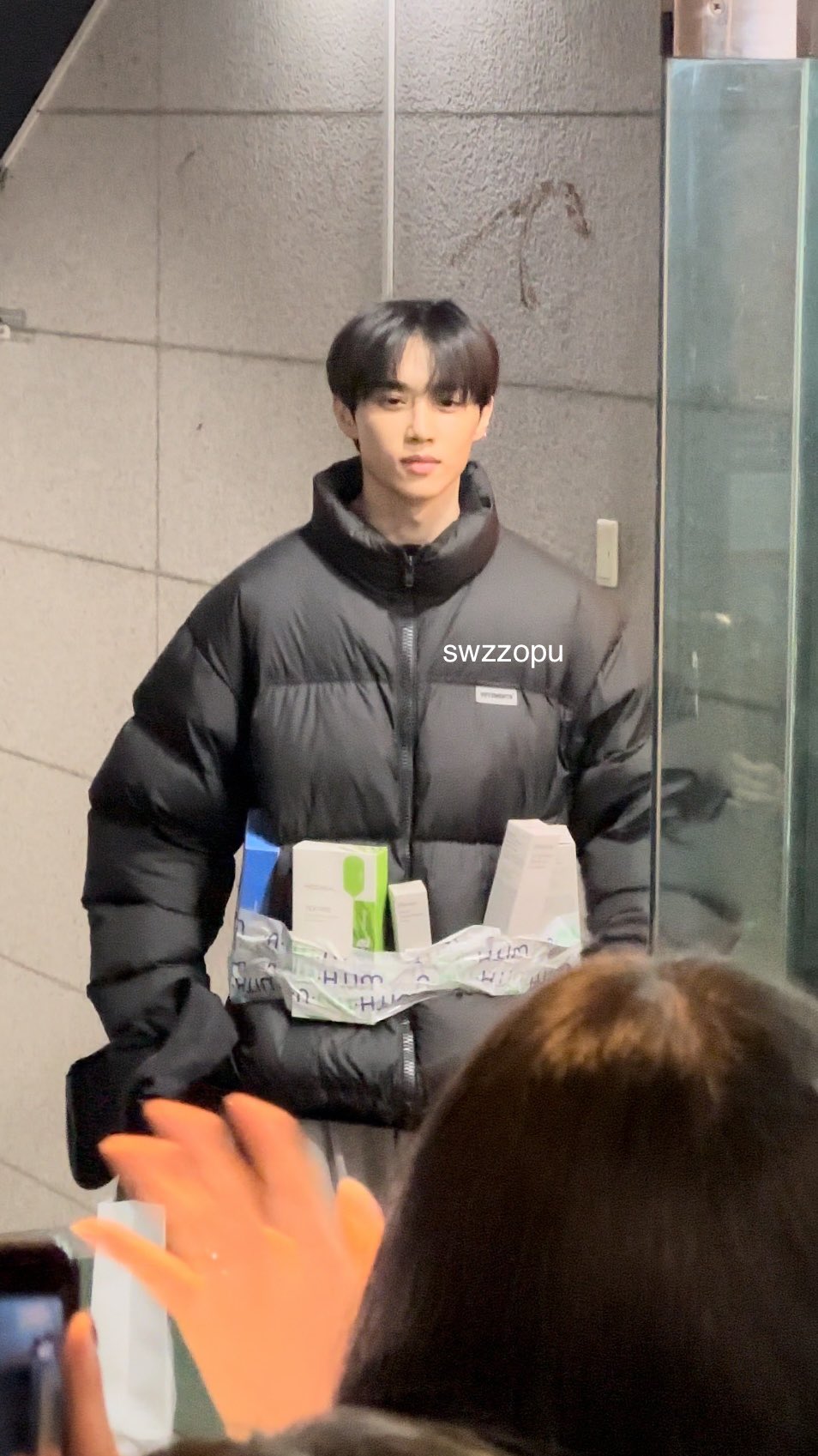 [잡담] 덥즈 선우 퇴근길에 테이프로 메디힐 제품들ㅋㅋㅋㅋㅋㅋㅋㅋㅋㅋㅋㅋㅋㅋㅋㅋㅋ미친 | 인스티즈