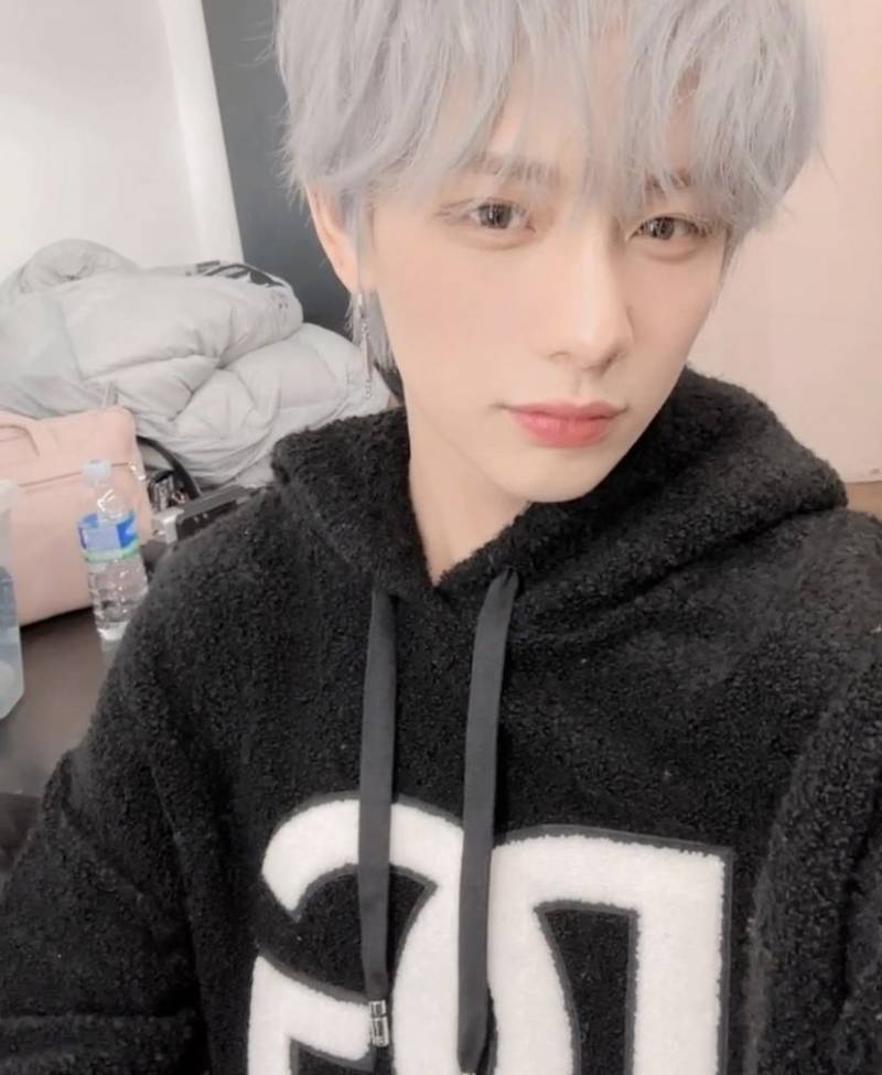 [잡담] 셀카랑 자켓 사진이랑 이렇게 얼굴이 다를 수 있구나 | 인스티즈