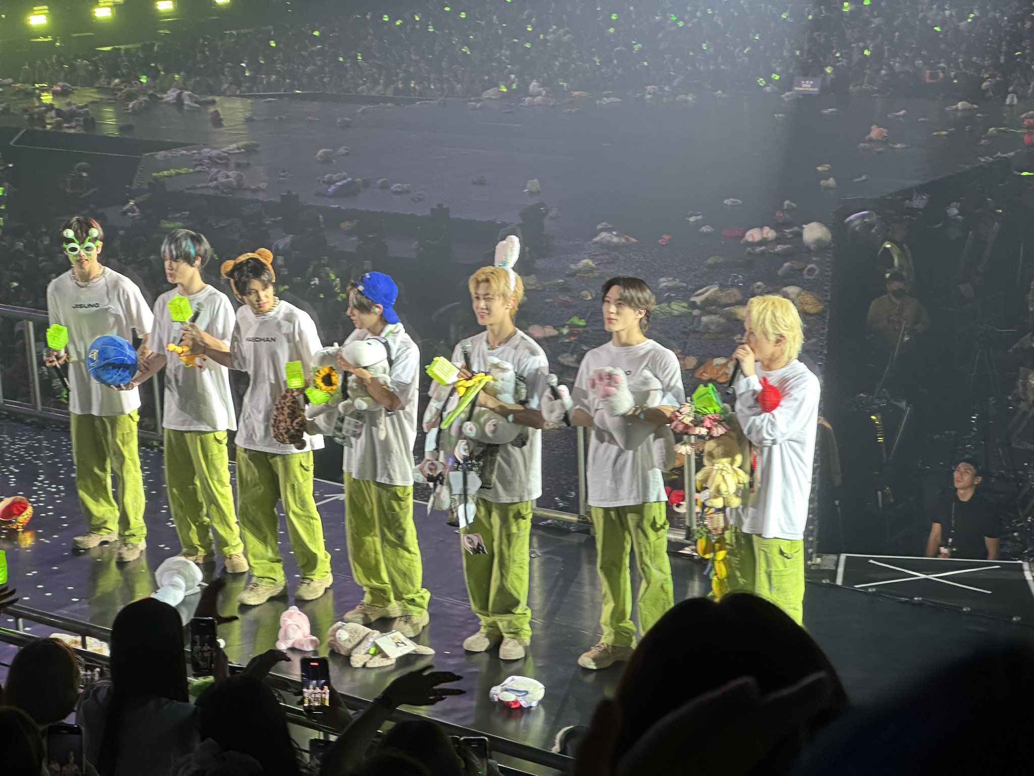 [잡담] 엔드림 콘서트에서 팬들이 던진 아이템 하나씩 집어서 들고다니는데 ㅋㅋㅋㅋ | 인스티즈