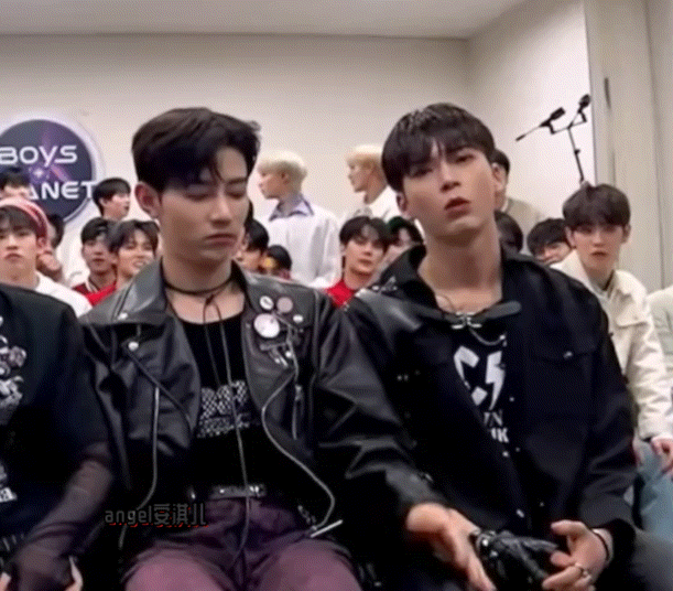 [잡담] 성한빈이 깍지 끼니까 장하오도 깍지끼는거 개설렌다 | 인스티즈