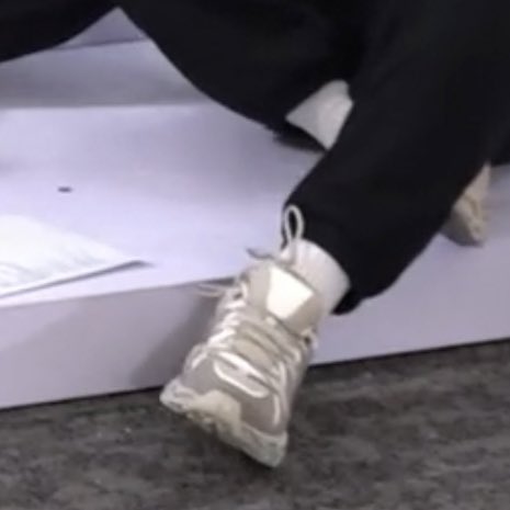 [잡담] 아 박건욱 신발끈 계속 만져서 신발끈 너덜해짐 | 인스티즈