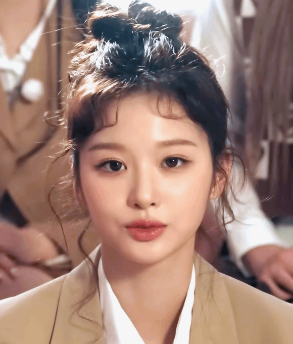 [잡담] 데뷔하고 두번째로 보는 설윤 헤어스타일 | 인스티즈