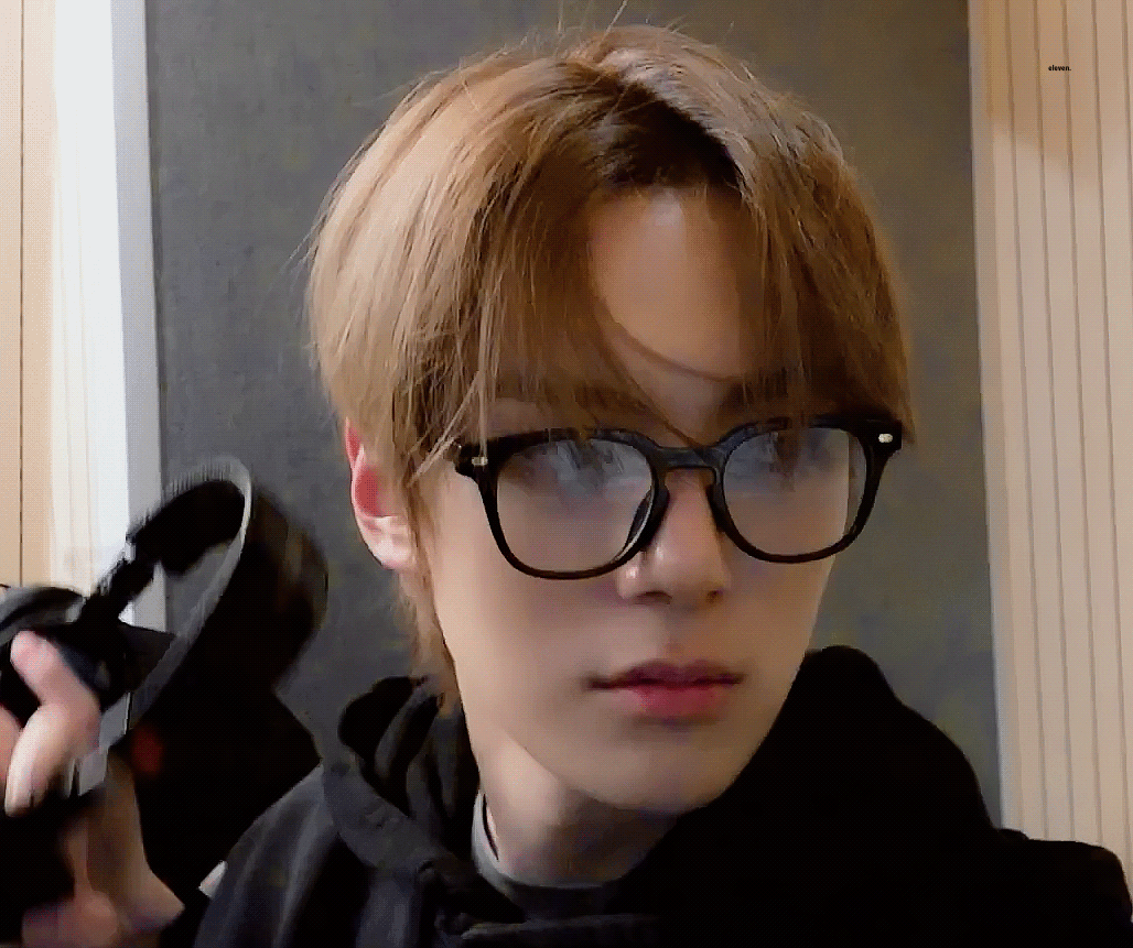 [잡담] 이민혁씨 이 안경 계속 써주세요 진짜 겁나 잘어울려 ㅈㅇ 몬엑 | 인스티즈