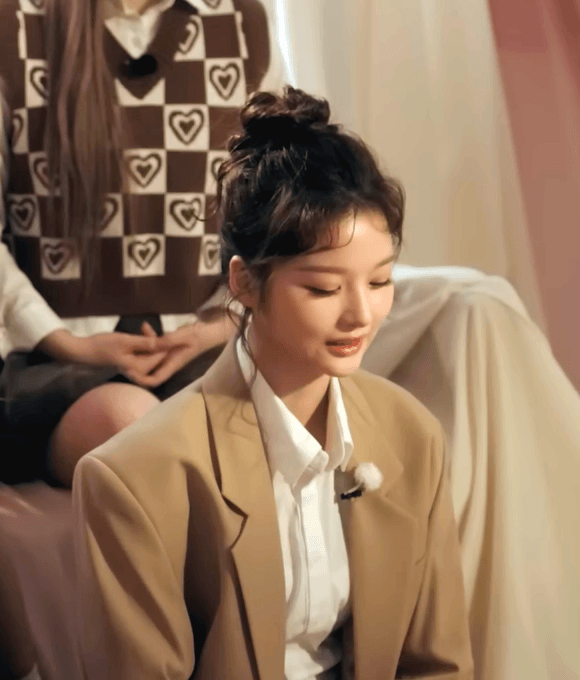 [잡담] 데뷔하고 두번째로 보는 설윤 헤어스타일 | 인스티즈