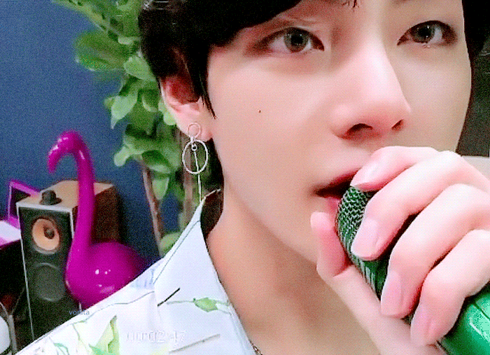 [잡담] 뷔 얼굴만 보면 고양이랑 강아지 중에 무슨 상 같아?? | 인스티즈