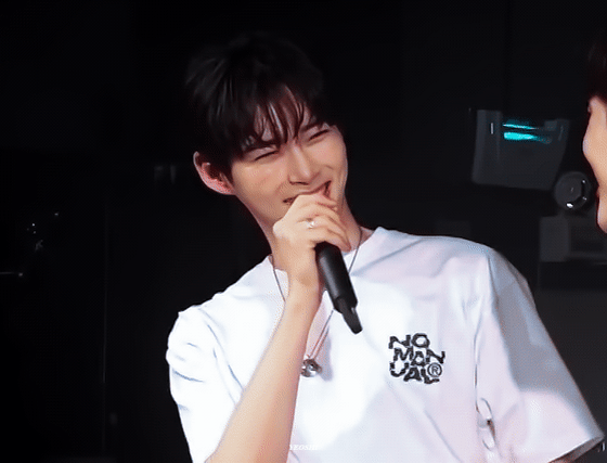 [잡담] 성한빈 웃을때 냥! 소리나는거같다 개귀여움 | 인스티즈