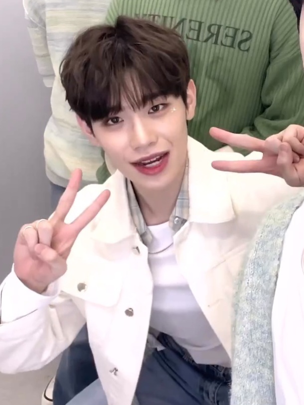 [잡담] 아니 김태래 너무 예뻐 미친 거 아니야 | 인스티즈