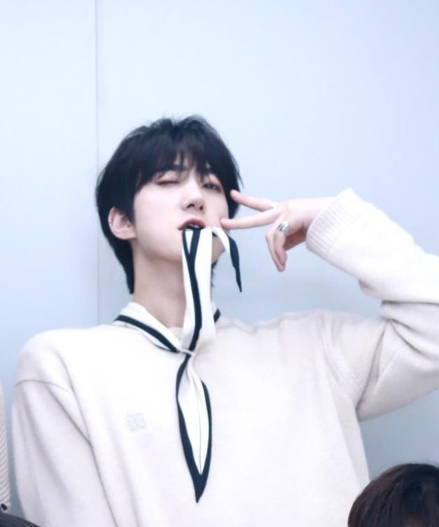 [잡담] 윤종우... 뭔가 나른한 여우상이라서 오버미 하면 잘 어울릴 것 같아... | 인스티즈