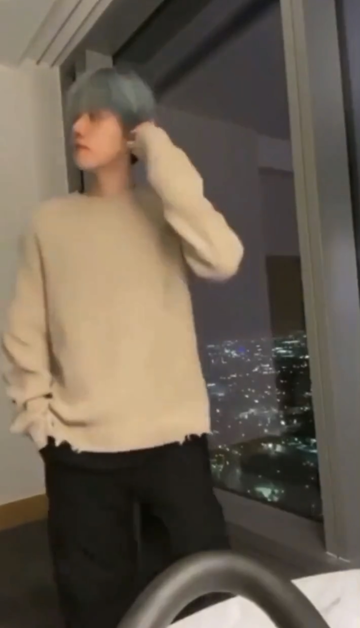 [잡담] 카이랑 백현 라이브하다가 누가 문 띵동하면 | 인스티즈