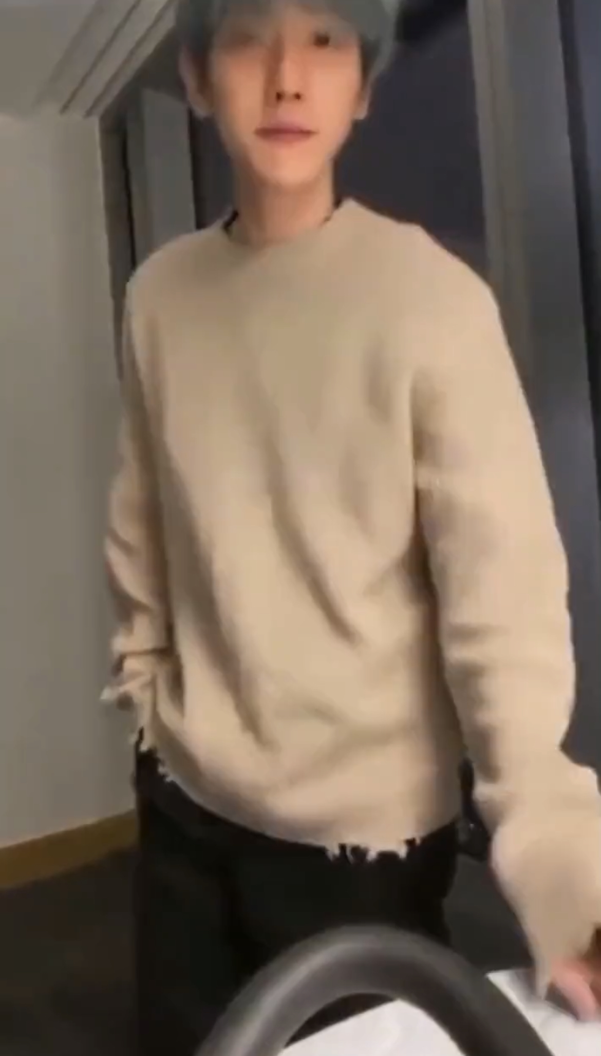 [잡담] 카이랑 백현 라이브하다가 누가 문 띵동하면 | 인스티즈