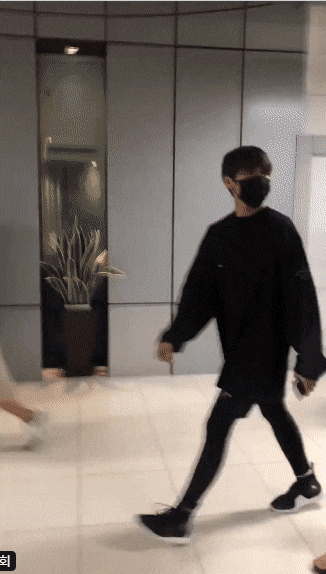 [잡담] 박우진 뛸때마다 내 심장 가져감..사생 피해서 뛰는 짤이긴 한데 | 인스티즈